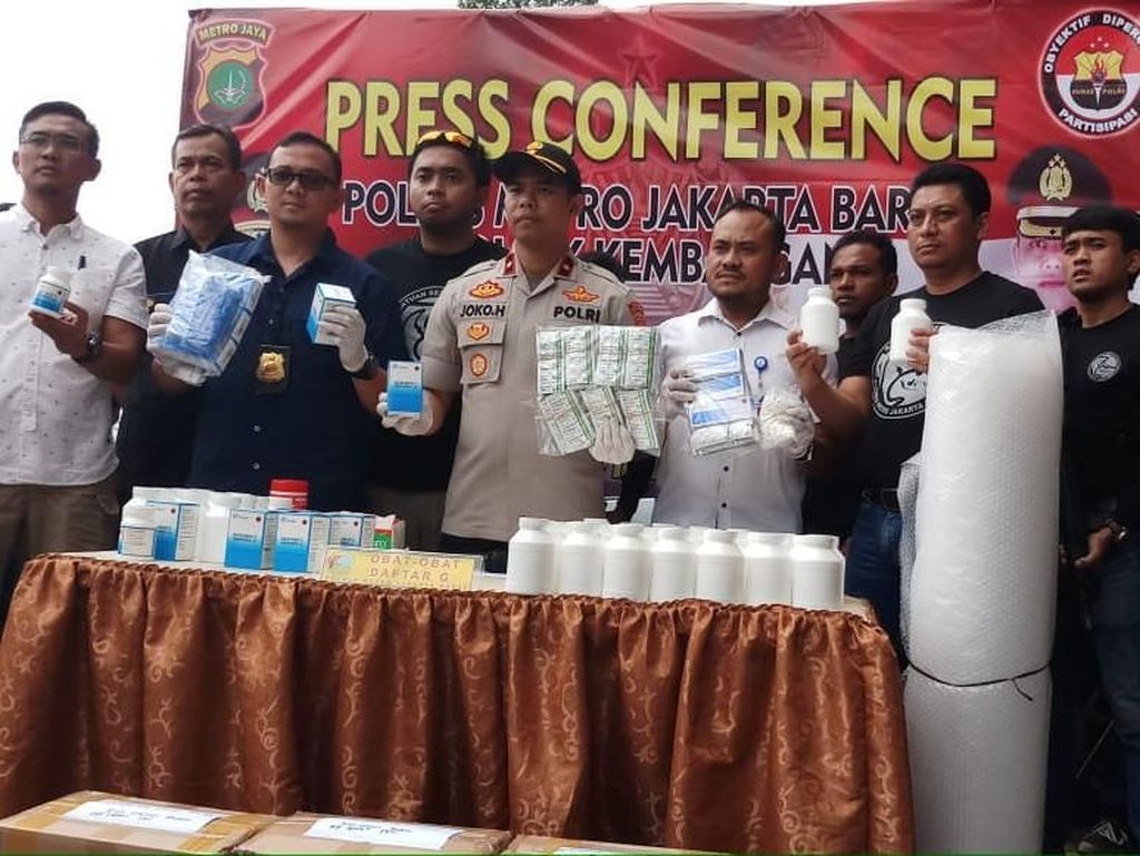 Polisi Sita 112.000 Butir Obat Golongan IV di Apartemen Kembangan Polisi Sita 112.000 Butir Obat Golongan IV di Apartemen Kembangan