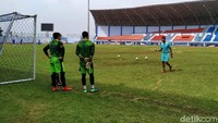 Kini Atep tak lagi hadir di latihan tersebut. Pemain 33 tahun itu telah diputus kontrak oleh Persib.
