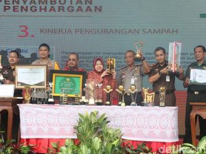 Risma Pamerkan Lima Penghargaan yang Diraih Tahun 2018 Risma Pamerkan Lima Penghargaan yang Diraih Tahun 2018