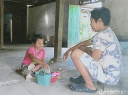 Dengar Cerita Dinda, Bocah asal Magetan yang Sudah 7 Tahun Ngesot