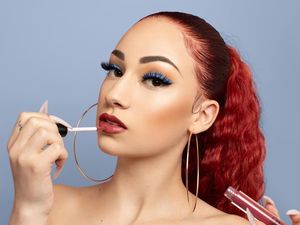 Usia Baru 15 Tahun, Rapper Cantik Ini Dibayar Rp 12,7 M untuk Iklan Kosmetik Usia Baru 15 Tahun, Rapper Cantik Ini Dibayar Rp 12,7 M untuk Iklan Kosmetik