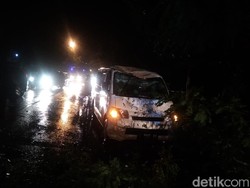 Mobil Tertimpa Pohon di Bojonegoro Saat Hujan Deras, Sopir Selamat