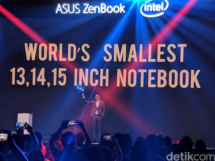 Laptop tipis Asus penantang MacBook Air datang di Indonesia. Foto: Adi Fida Rahman/detikinet Laptop tipis Asus penantang MacBook Air datang di Indonesia. Foto: Adi Fida Rahman/detikinet