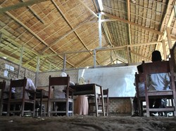 Miris! Sekolah di Aceh Ini Beratap Daun Beralaskan Tanah