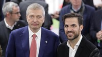 Fabregas berpose bersama Presiden Monaco Dmitry Rybolovlev. Foto: Reuters