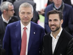 Fabregas berpose bersama Presiden Monaco Dmitry Rybolovlev. Foto: Reuters