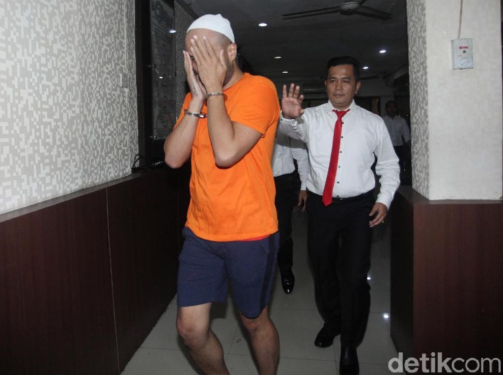 Meninggal Setelah Terjerat Narkoba, Mantan Asisten Ivan Gunawan Demam Tinggi Meninggal Setelah Terjerat Narkoba, Mantan Asisten Ivan Gunawan Demam Tinggi