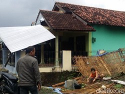 Belasan Bangunan di Tegal Rusak Akibat Angin Kencang