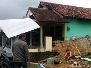 Belasan Bangunan di Tegal Rusak Akibat Angin Kencang Belasan Bangunan di Tegal Rusak Akibat Angin Kencang