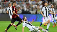 Milan beberapa kali melakukan serangan balik. Giorgio Chiellini harus gerak cepat dalam menyapu bola. (Foto: Waleed Ali/Reuters)