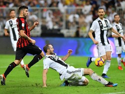 Milan beberapa kali melakukan serangan balik. Giorgio Chiellini harus gerak cepat dalam menyapu bola. (Foto: Waleed Ali/Reuters)
