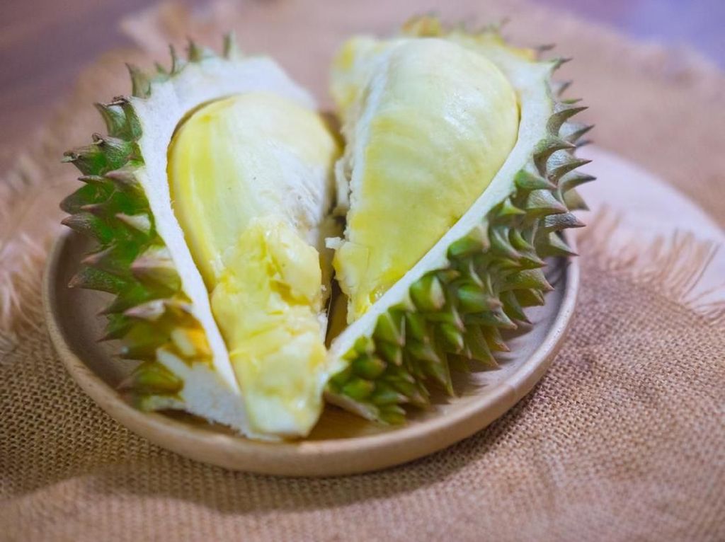 Makan durian minum kopi