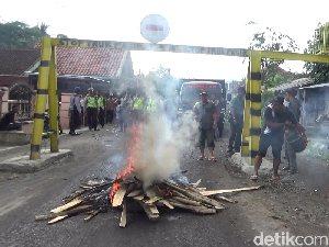Warga Lumajang Blokir Jalan dengan Bakar Bakar, Ini Tuntutannya
