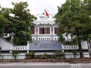 Kepala Sekolah SMA Jokowi Diperiksa 10 Jam di Polresta Solo Kepala Sekolah SMA Jokowi Diperiksa 10 Jam di Polresta Solo
