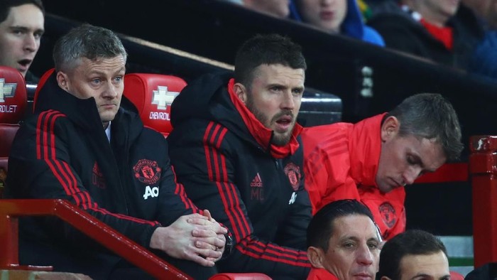 MANCHESTER, ENGLAND - DECEMBER 30:  Ole Gunnar Solskjaer, Interim Manager of Manchester United (L) looks on from the bench alongside coach Michael Carrick during the Premier League match between Manchester United and AFC Bournemouth at Old Trafford on December 30, 2018 in Manchester, United Kingdom.  (Photo by Clive Brunskill/Getty Images)