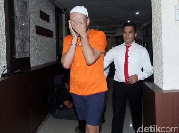 Diperiksa Polisi, Asisten Ivan Gunawan Tutupi Wajahnya