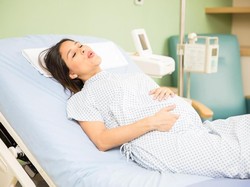 Mata Minus, Haruskah Bunda Melahirkan Secara Caesar?