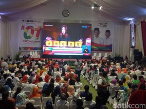 Relawan dan Pendukung Jokowi-Maruf Nobar Debat di Makassar