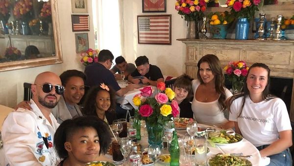 Heboh Jalani Operasi Kikis Miss V, Mel B Spice Girl Sering Kulineran Bareng Anak