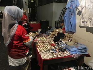 Penjual Atribut di Tempat Nobar Prabowo-Sandi Banjir Rezeki