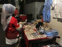 Penjual Atribut di Tempat Nobar Prabowo-Sandi Banjir Rezeki