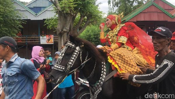 Foto: Penunggang Cantik dan Tradisi Kuda Menari di Sulbar