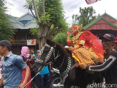 Foto: Penunggang Cantik dan Tradisi Kuda Menari di Sulbar