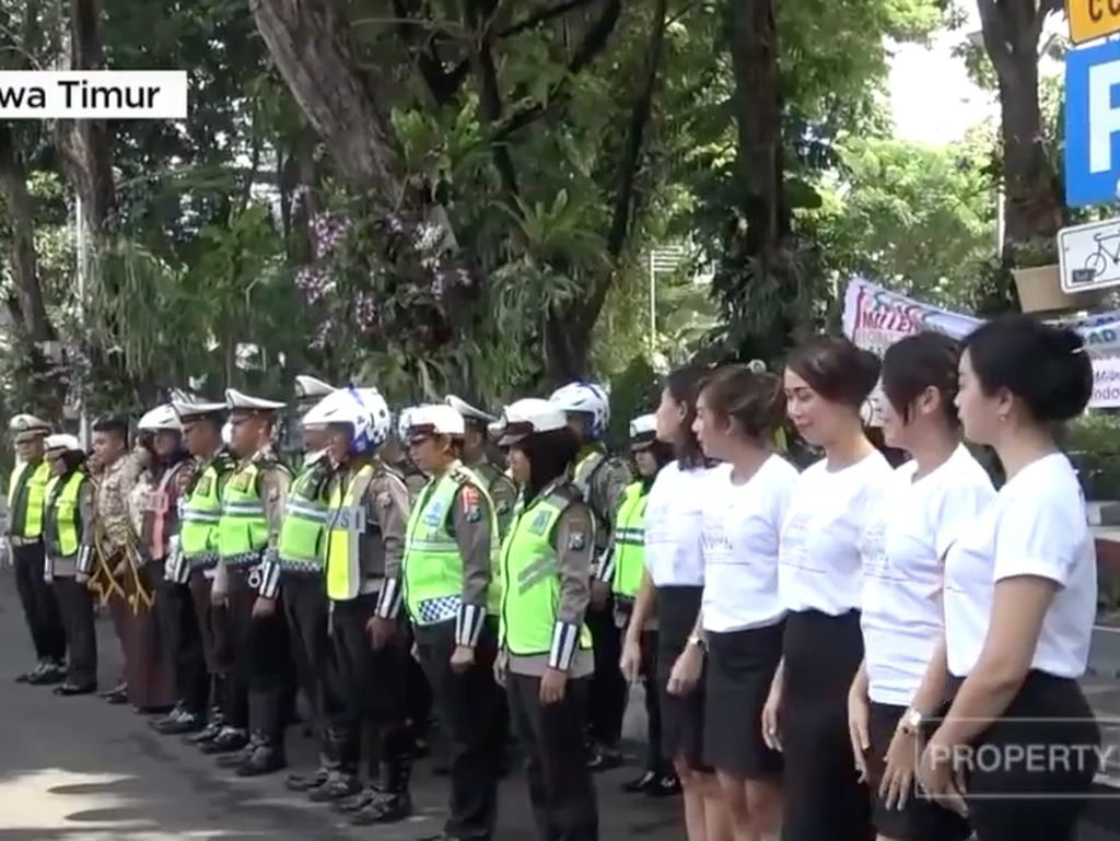 Polisi Gandeng SPG Tertibkan Lalu Lintas Surabaya