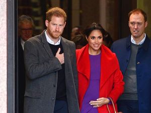 Alasan Kate Middleton dan Meghan Markle Kompak Bawa Tas di Tangan Kiri