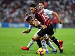 Di sisi lain, Juve masih bisa mengontrol pertandingan, namun kesulitan menembus kotak penalti Milan. (Foto: Waleed Ali/Reuters)