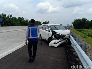 Pecah Ban karena Ngebut, MPV Tabrak Pembatas Jalan Tol Nganjuk Pecah Ban karena Ngebut, MPV Tabrak Pembatas Jalan Tol Nganjuk