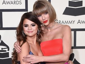 Taylor Swift Bertunangan, Bestie Selena Gomez Beri Pesan Manis