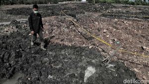 Awas! Di Lahan Diduga Berlimbah Minyak Ini Kaki 3 Bocah Melepuh