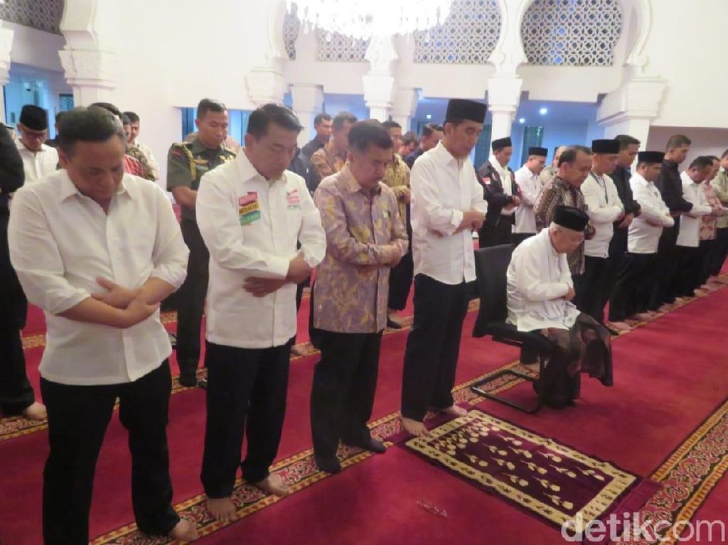 Mustofa Unggah Foto Maruf Salat Sambil Duduk, TKN: Salat Urusan Personal Mustofa Unggah Foto Maruf Salat Sambil Duduk, TKN: Salat Urusan Personal