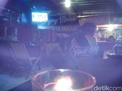 Di Kudus, Warga Nonton Debat Capres di Warung Angkringan