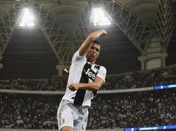 Joget Sambil Treadmill...Eh Ronaldo Nyaris Jatuh