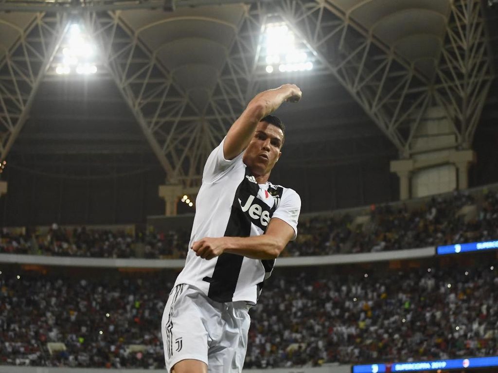 Joget Sambil Treadmill...Eh Ronaldo Nyaris Jatuh Joget Sambil Treadmill...Eh Ronaldo Nyaris Jatuh