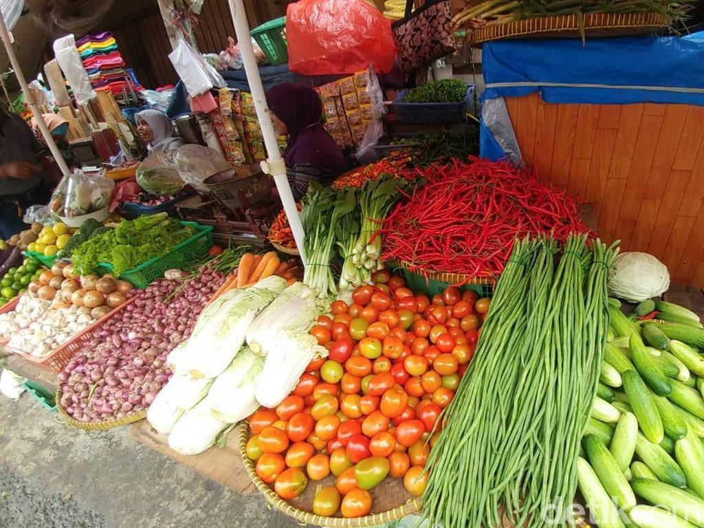 Kabar Baik! Harga Bawang Putih-Tomat di Denpasar Turun