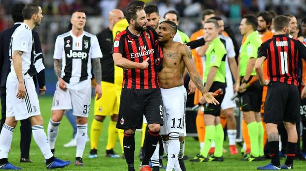 Gonzalo Higuain marah dengan pertanyaan tentang rumor transfer ke Chelsea.