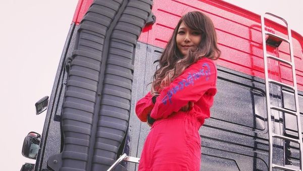 Potret Rino Sasaki, Gadis Cantik yang Jadi Sopir Truk Demi Sang Ayah