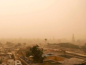 Papan Reklame di Mesir Ambruk Gegara Badai Pasir, 1 Orang Tewas