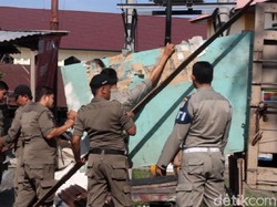 Satpol PP Bongkar Kios PKL di Area Publik di Banda Aceh