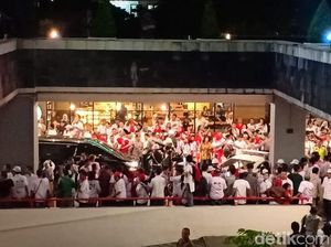 Massa Berbendera Bara JP Teriak Culik Culik Culik di Bidakara