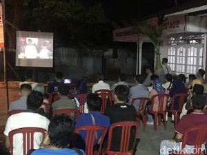 Pendukung Prabowo di Padang Nobar Debat Capres di Rumah Jubir BPN