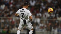 Juventus pada prosesnya memenangkan pertandingan lewat gol Ronaldo di menit ke-61. Miralem Pjanic mengarahkan bola ke dalam kotak penalti. Ronaldo lepas dari posisi offside dan secara leluasa menaklukan Donnarumma dengan sundulan. (Foto: Claudio Villa/Getty Images)