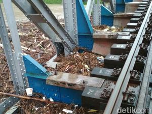Banjir di Jateng Selatan, Banyak Sampah Nyangkut di Jembatan KA