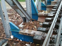 Banjir di Jateng Selatan, Banyak Sampah Nyangkut di Jembatan KA