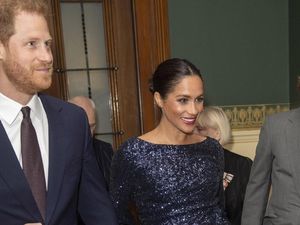 Meghan Markle Ganti Baju Murah dengan Gaun Rp 64 Juta yang Mirip Putri Diana
