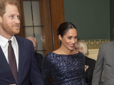Meghan Markle Ganti Baju Murah dengan Gaun Rp 64 Juta yang Mirip Putri Diana