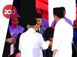 Saat Sandiaga Cium-cium Tangan Maruf Amin